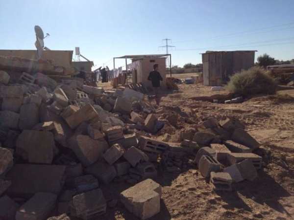 هدم منزل في قرية أبو قويدر البدوية وتهديد بهدم المسجد